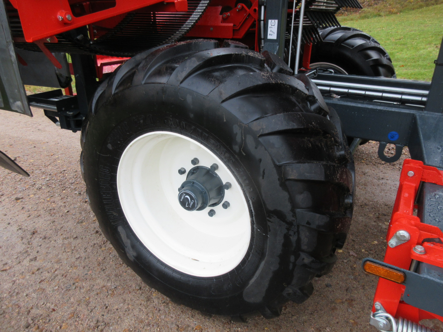 5896 Dewulf GBC carrot harvester with bunker