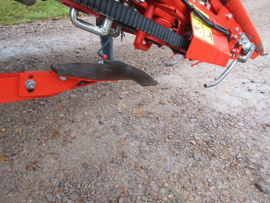 5896 Dewulf GBC carrot harvester with bunker