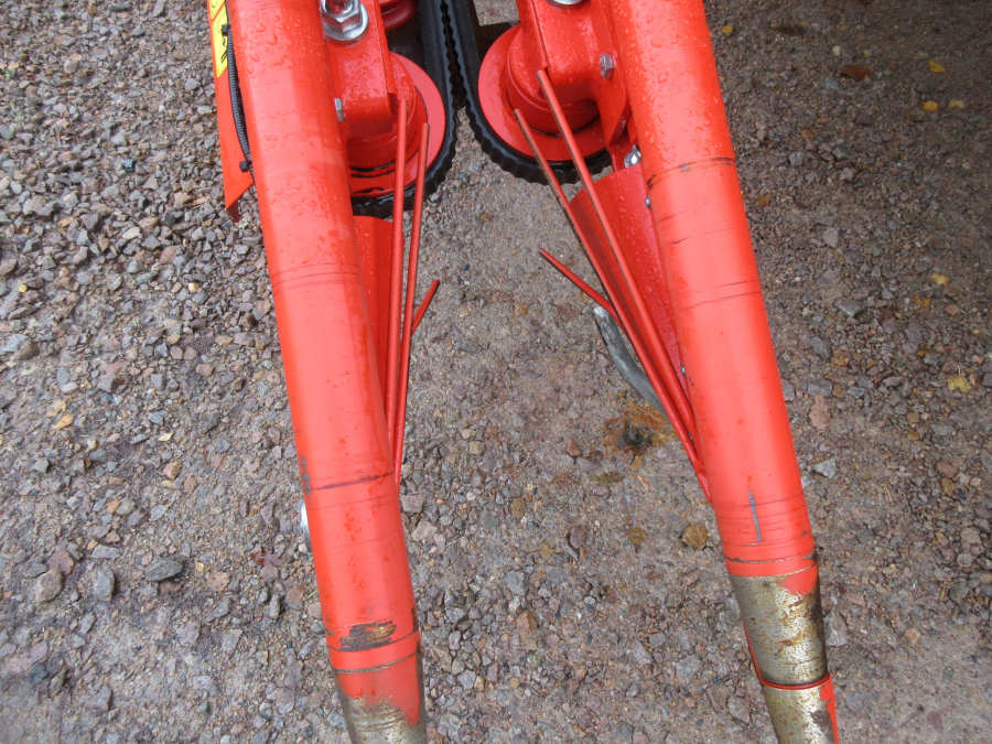 5896 Dewulf GBC carrot harvester with bunker