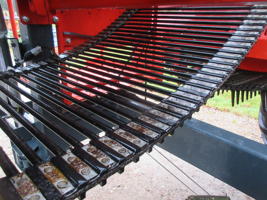 5896 Dewulf GBC carrot harvester with bunker