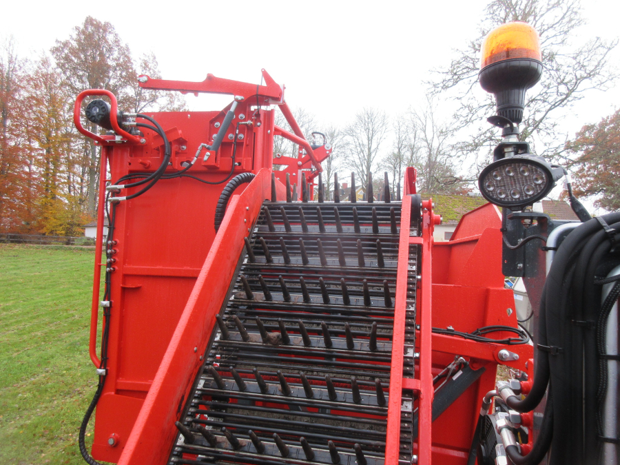 5896 Dewulf GBC carrot harvester with bunker