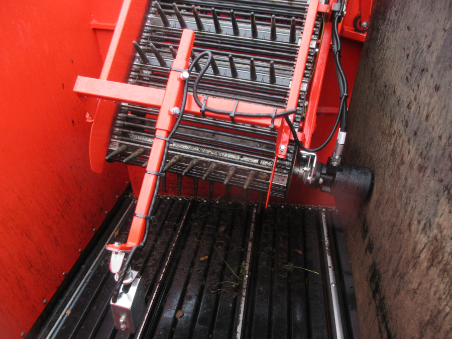 5896 Dewulf GBC carrot harvester with bunker