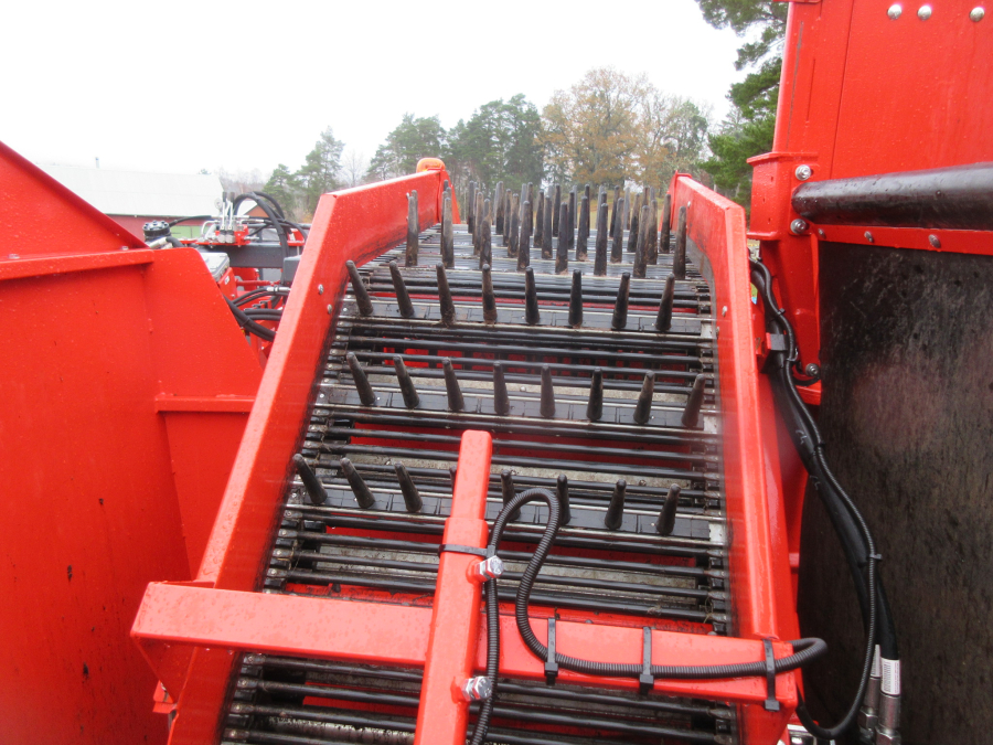 5896 Dewulf GBC carrot harvester with bunker