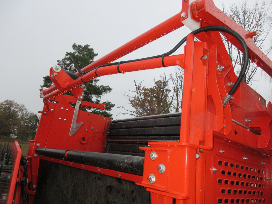 5896 Dewulf GBC carrot harvester with bunker