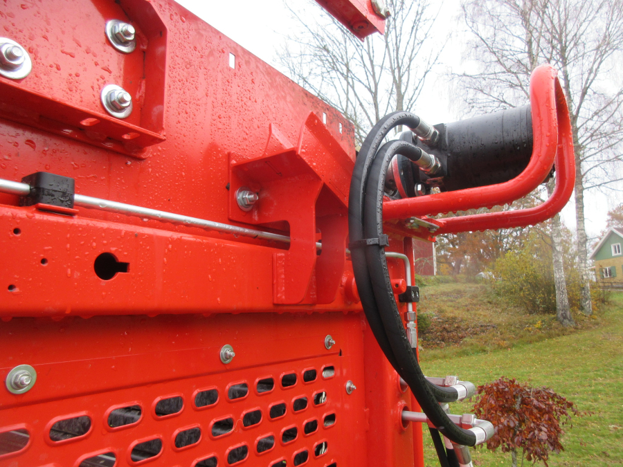 5896 Dewulf GBC carrot harvester with bunker