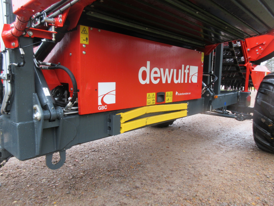 5896 Dewulf GBC carrot harvester with bunker