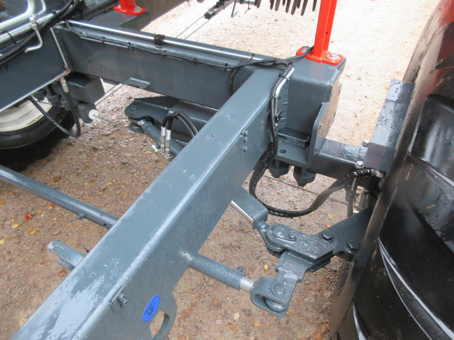 5896 Dewulf GBC carrot harvester with bunker