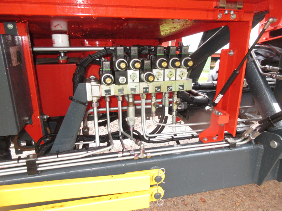5896 Dewulf GBC carrot harvester with bunker