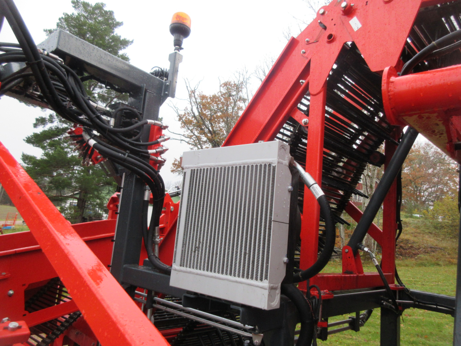 5896 Dewulf GBC carrot harvester with bunker