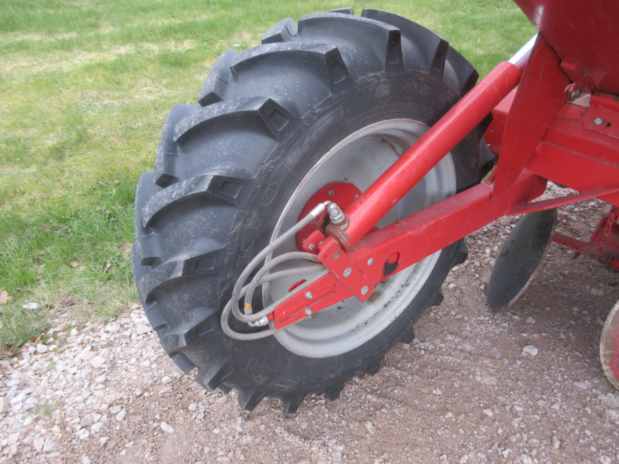 5943 Kverneland Underhaug UN3200 potato planter