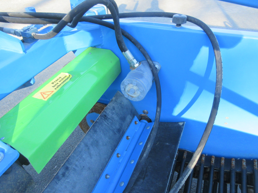 5960 Krukowiak onion windrower and topper