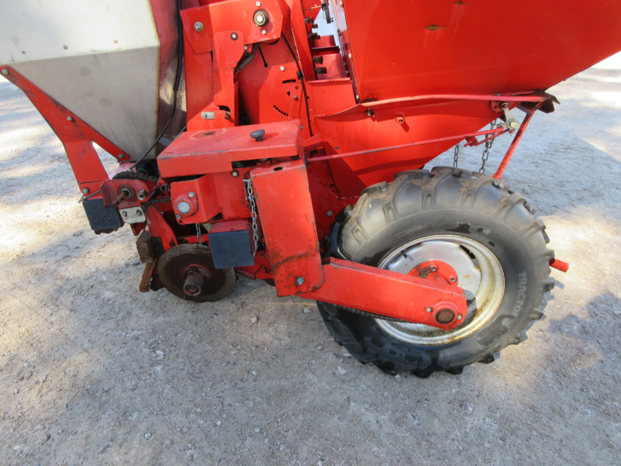 6143 Kverneland Underhaug 3000 potato planter