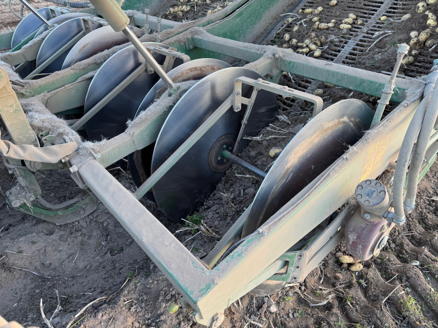 6202 Ploeger potato harvester 4 row with elevator