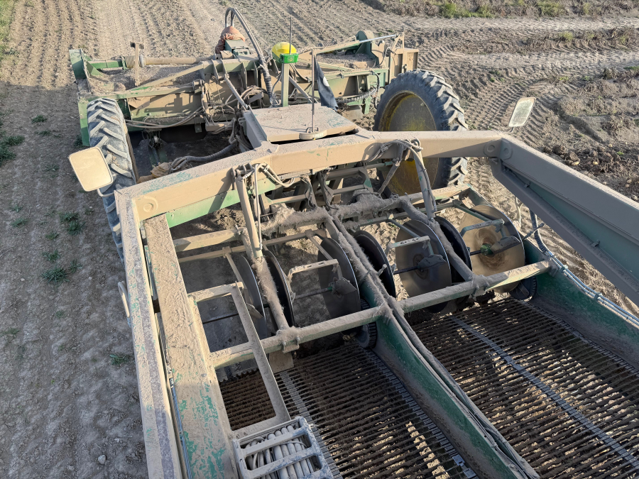 6202 Ploeger potato harvester 4 row with elevator