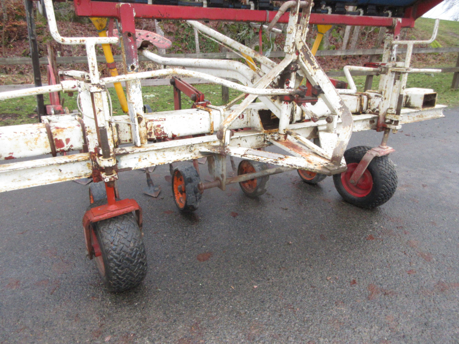 6218 Ugerlose row crop cleaner hoe