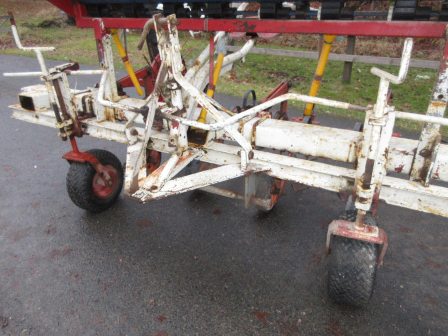 6218 Ugerlose row crop cleaner hoe