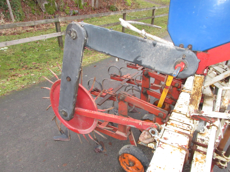 6218 Ugerlose row crop cleaner hoe