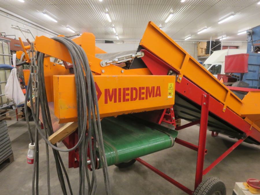 6273 Miedema SB151 receiving hopper