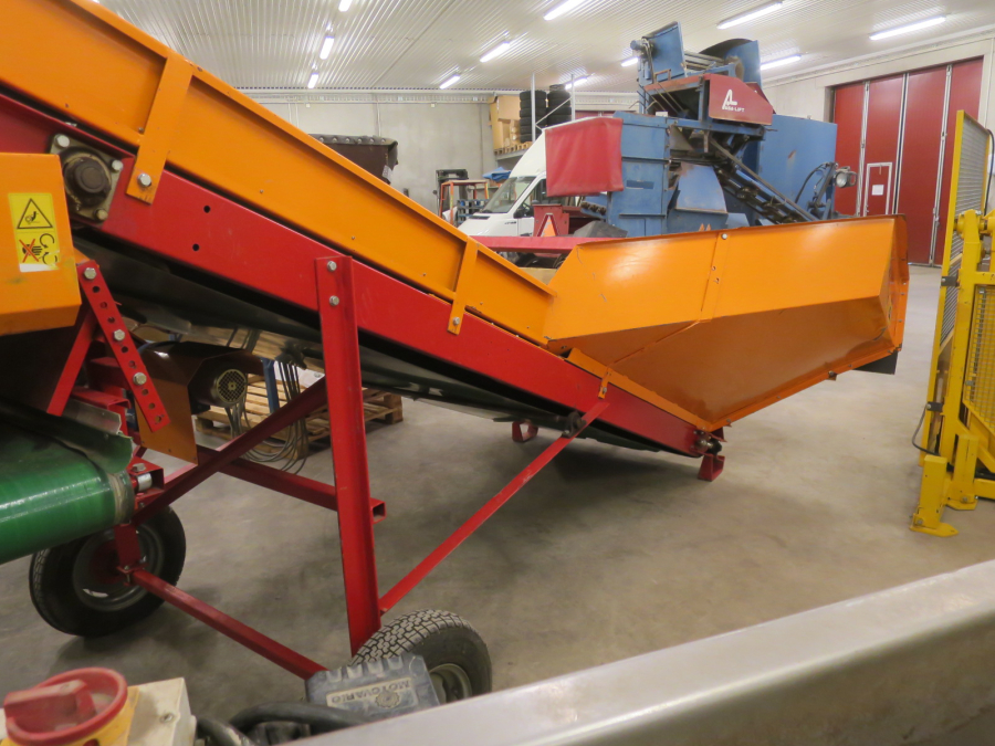 6273 Miedema SB151 receiving hopper