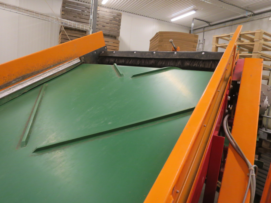 6273 Miedema SB151 receiving hopper