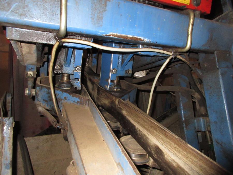 6282 Asa-Lift carrot harvester with bunker