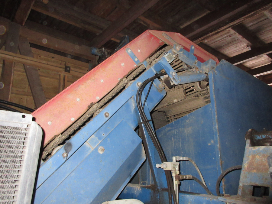 6282 Asa-Lift carrot harvester with bunker