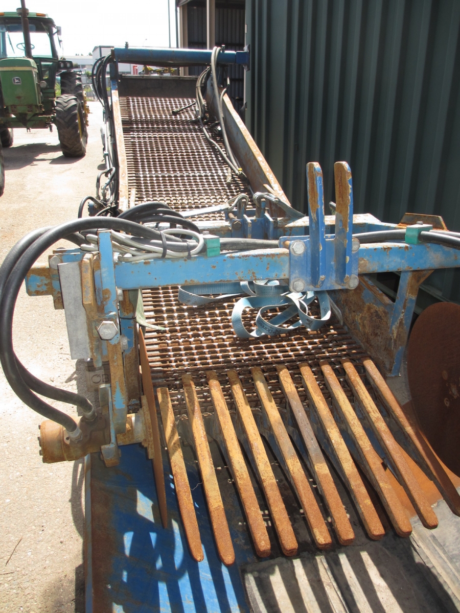 3545 Asa-Lift T-120B carrot harvester with bunker