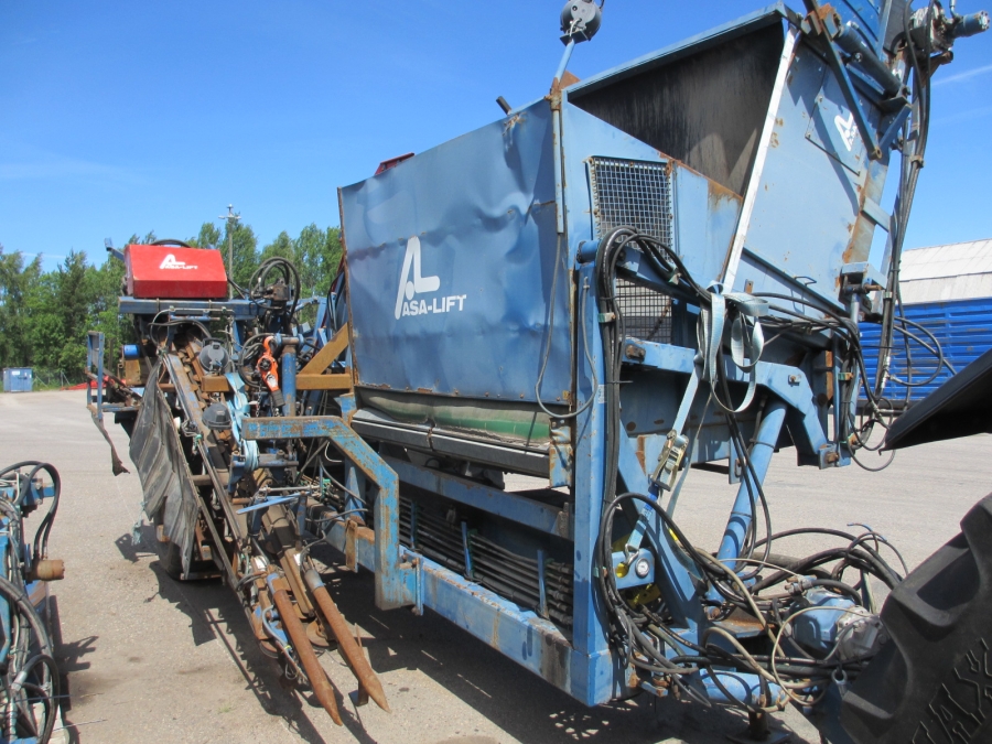 3545 Asa-Lift T-120B carrot harvester with bunker