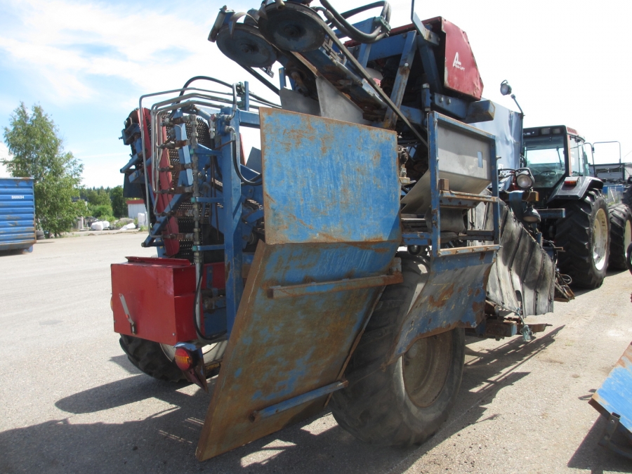 3545 Asa-Lift T-120B carrot harvester with bunker
