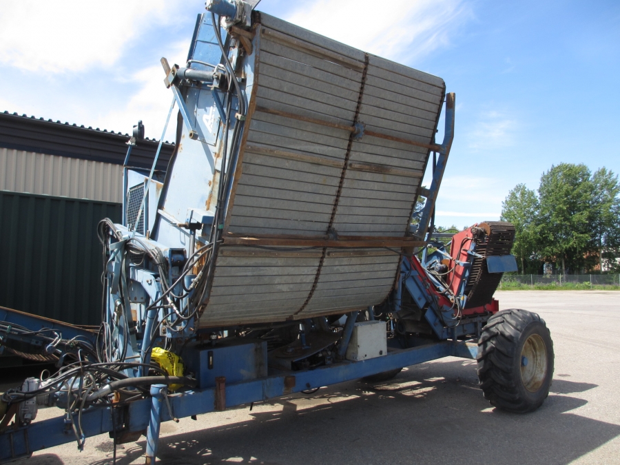 3545 Asa-Lift T-120B carrot harvester with bunker