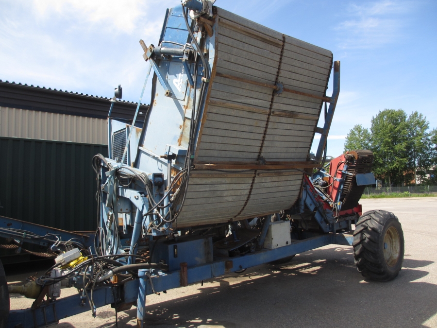 3545 Asa-Lift T-120B carrot harvester with bunker