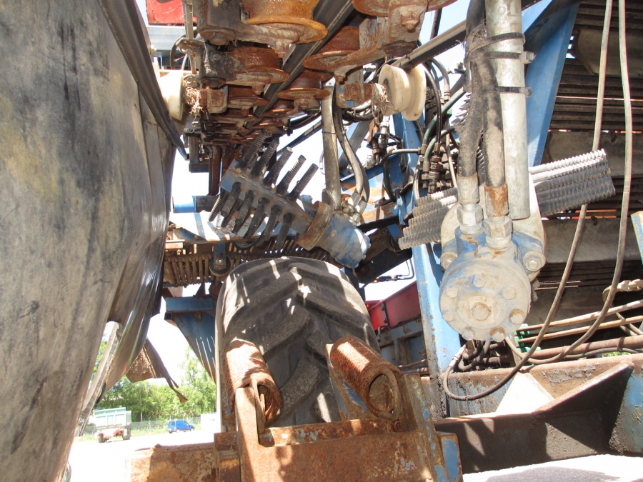 3545 Asa-Lift T-120B carrot harvester with bunker
