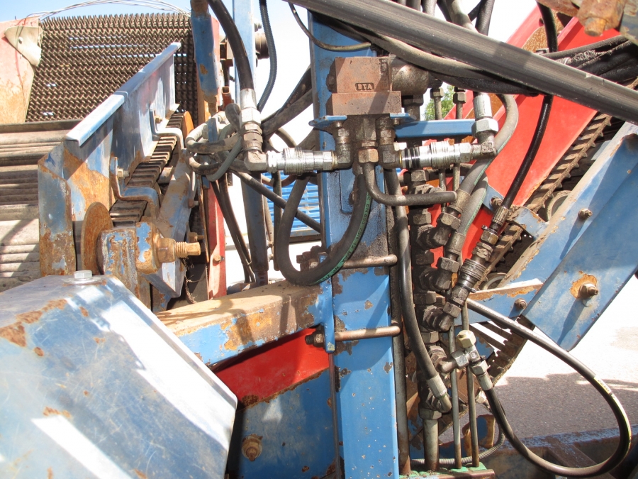3545 Asa-Lift T-120B carrot harvester with bunker