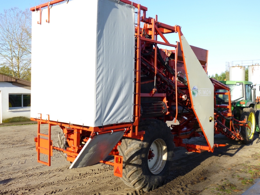 3583 Simon carrot harvester 1 row with 5 ton bunker