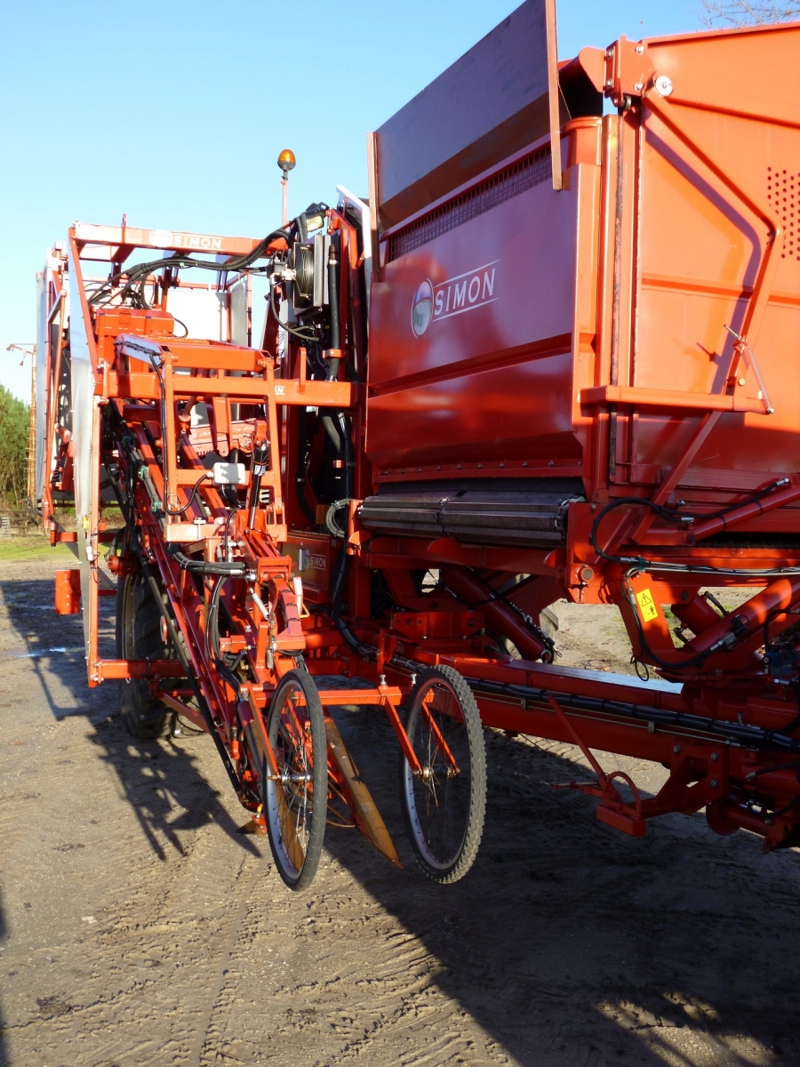 3583 Simon carrot harvester 1 row with 5 ton bunker