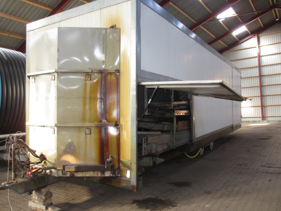 3600 Harvest trailer with harvest conveyor