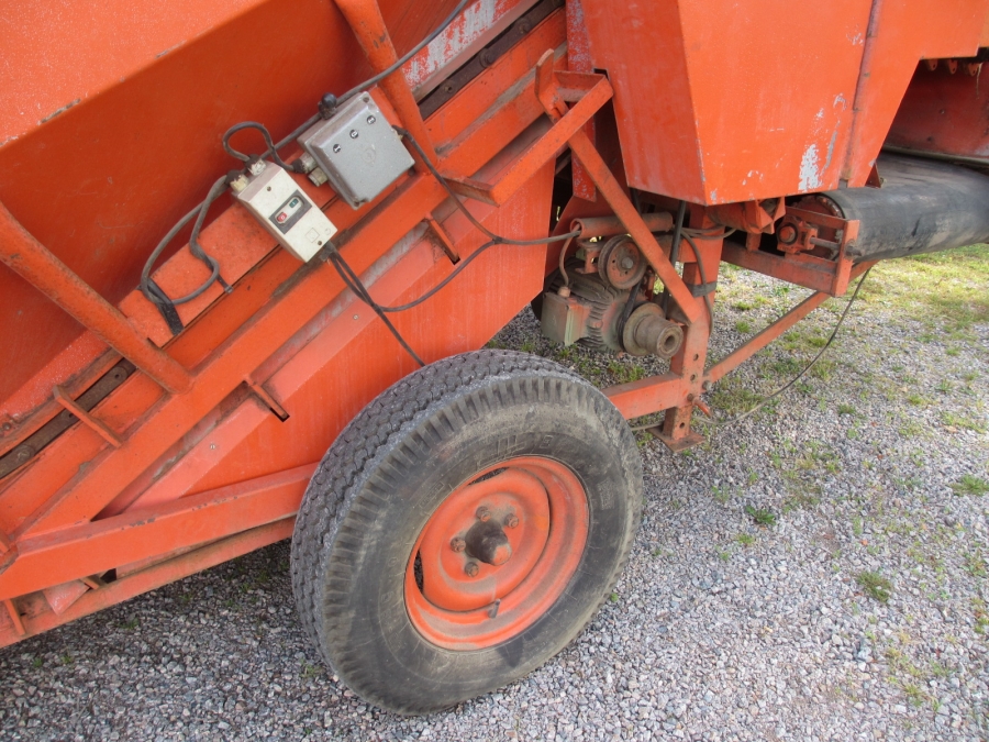3634 Amac recieving hopper BLS with soil rollers