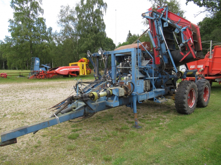 3640 Asa-Lift carrot harvester T-200 2 row with elevator
