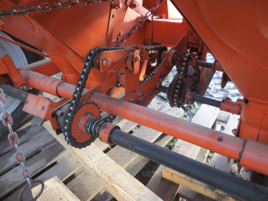 3642 Underhaug 2 row potato planter with fertilizer