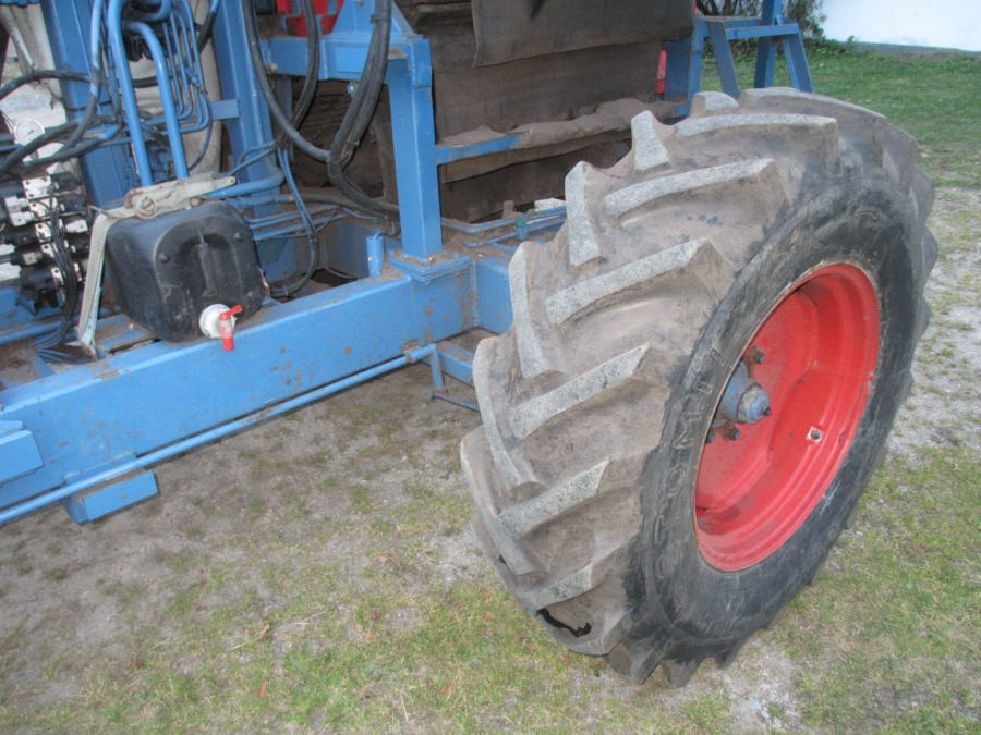 3668 Asa-Lift carrot harvester with elevator 2 row