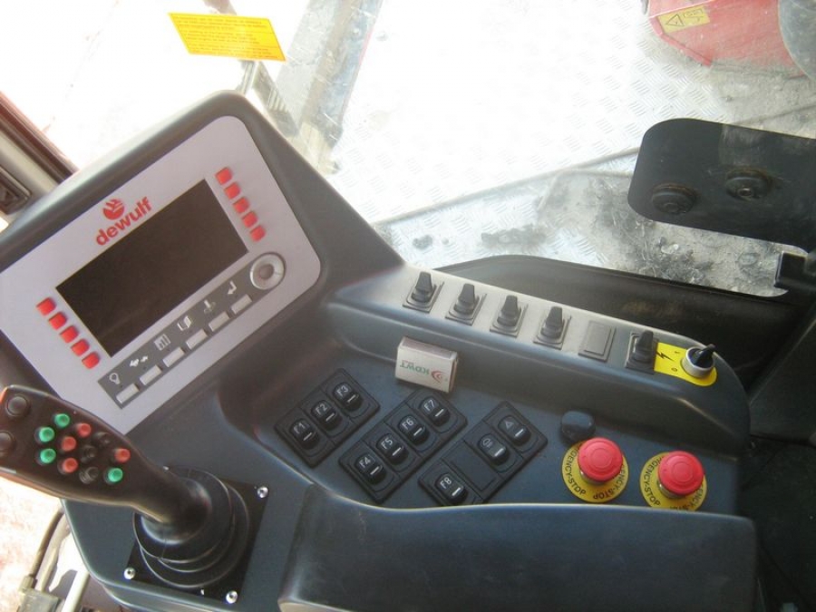 3671 Dewulf RA3060 selfpropelled potato harvester