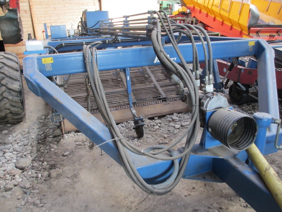 3713 Asa-Lift onion windrower
