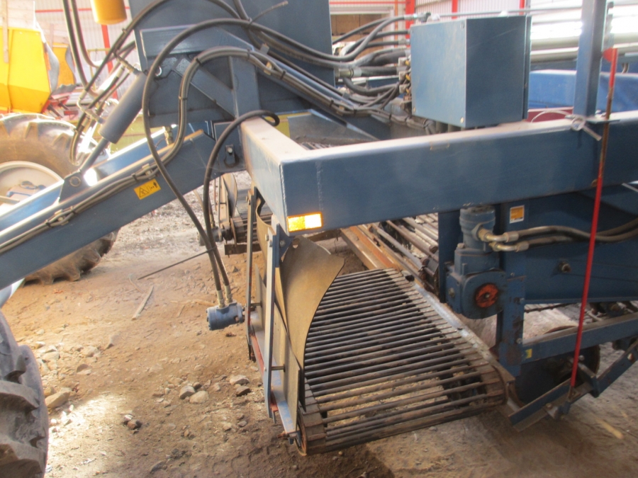 3713 Asa-Lift onion windrower