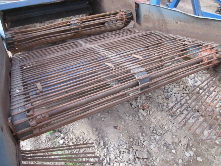 3714 Asa-lift onion windrower double sieving webs