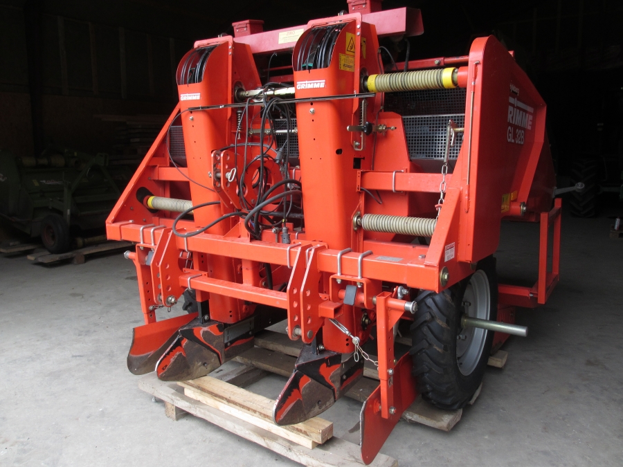 3716 Grimme GL 32B potato planter