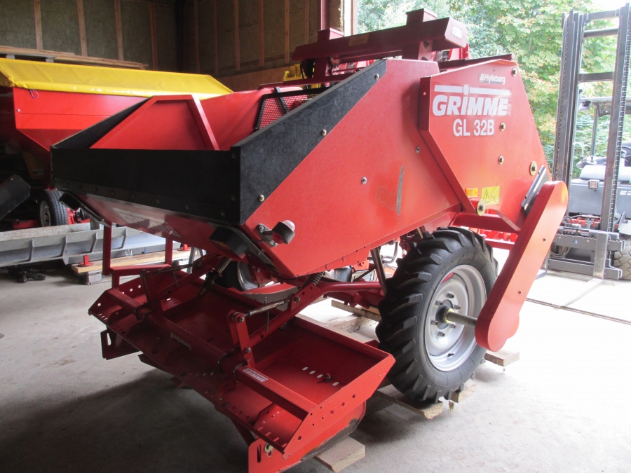 3716 Grimme GL 32B potato planter