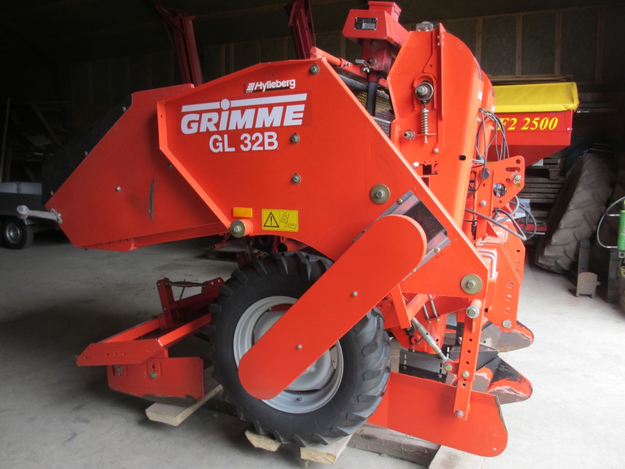 3716 Grimme GL 32B potato planter