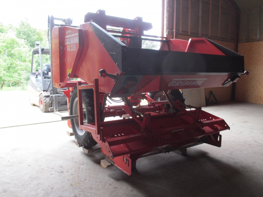 3716 Grimme GL 32B potato planter