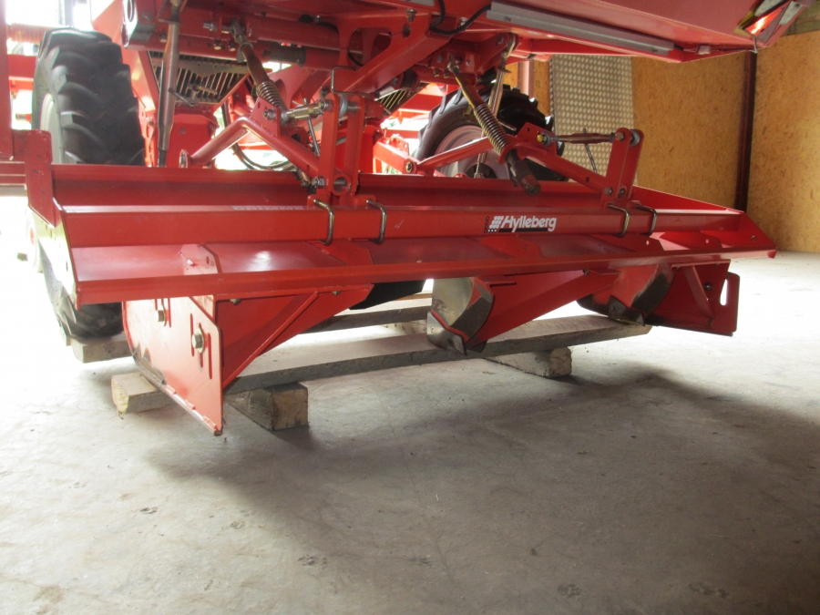 3716 Grimme GL 32B potato planter