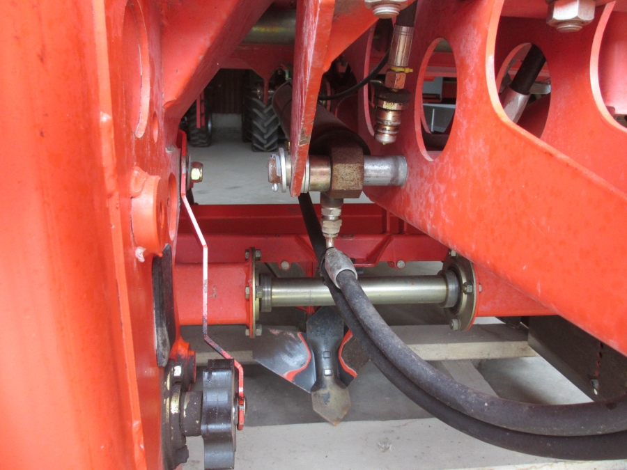 3716 Grimme GL 32B potato planter